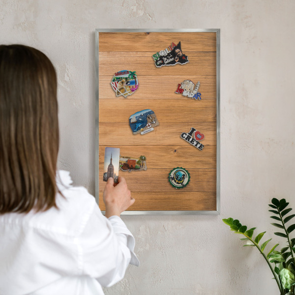 Decoratief metalen magneetbord in een zilveren lijst Houtstructuur