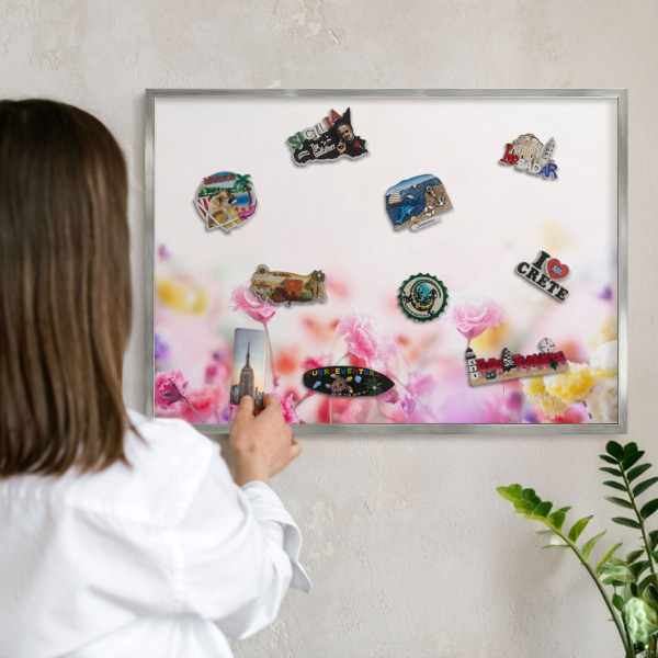 Magneetbord voor souvenir magneten met zilveren lijst Pastelkleurige bloemen