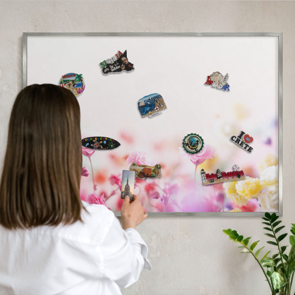 Magneetbord voor souvenir magneten met zilveren lijst Pastelkleurige bloemen