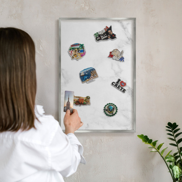 Magneetbord voor souvenir magneten met zilveren lijst Elegant marmer