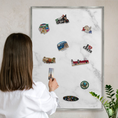 Magneetbord voor souvenir magneten met zilveren lijst Elegant marmer