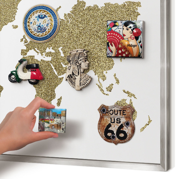 Magneetbord voor souvenir magneten met zilveren lijst Wereldkaart