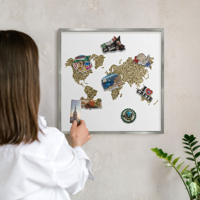Magneetbord voor souvenir magneten met zilveren lijst Wereldkaart