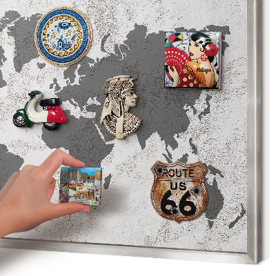 Decoratief metalen magneetbord in een zilveren lijst Wereldkaart