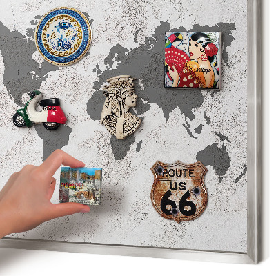Decoratief metalen magneetbord in een zilveren lijst Wereldkaart