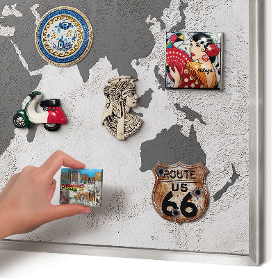 Decoratief metalen magneetbord in een zilveren lijst Wereldkaart