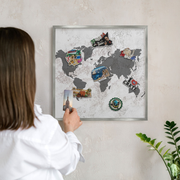 Decoratief metalen magneetbord in een zilveren lijst Wereldkaart