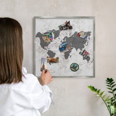 Decoratief metalen magneetbord in een zilveren lijst Wereldkaart