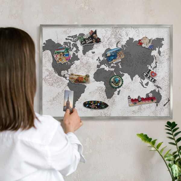 Decoratief metalen magneetbord in een zilveren lijst Wereldkaart