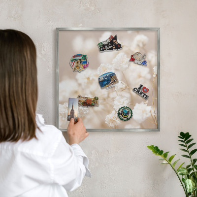 Magneetbord voor souvenir magneten met zilveren lijst Beige bloemen
