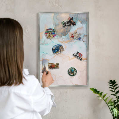 Decoratief metalen magneetbord in een zilveren lijst Pastelvormen