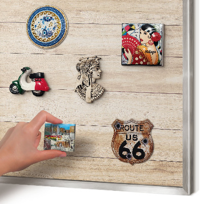Magneetbord voor souvenir magneten met zilveren lijst Houten planken
