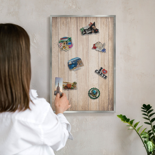 Magneetbord voor souvenir magneten met zilveren lijst Houten planken