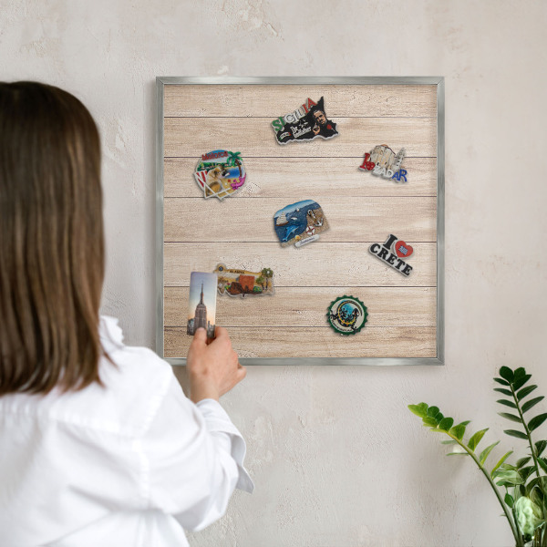 Magneetbord voor souvenir magneten met zilveren lijst Houten planken