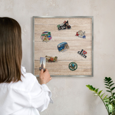 Magneetbord voor souvenir magneten met zilveren lijst Houten planken