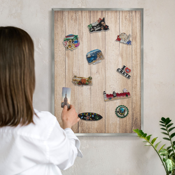 Magneetbord voor souvenir magneten met zilveren lijst Houten planken