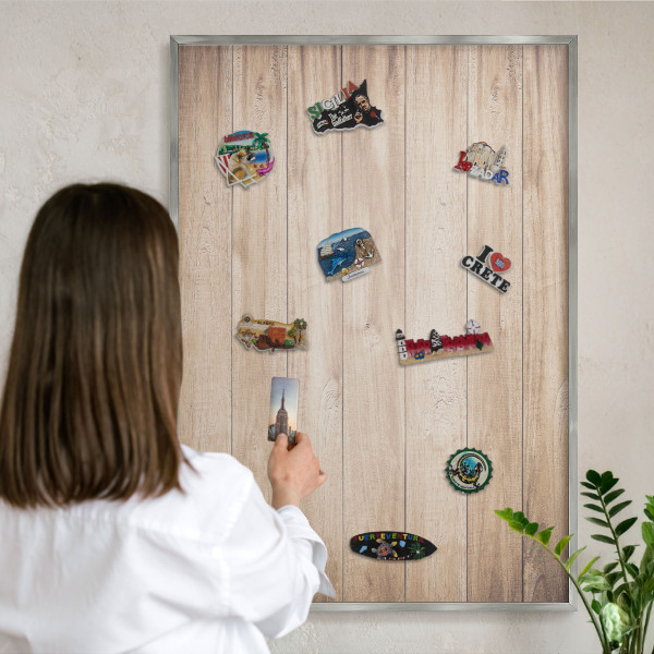 Magneetbord voor souvenir magneten met zilveren lijst Houten planken