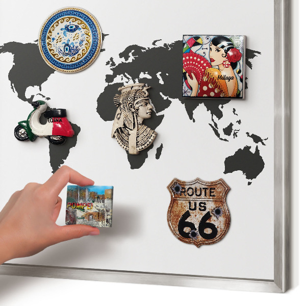 Decoratief metalen magneetbord in een zilveren lijst Wereldkaart