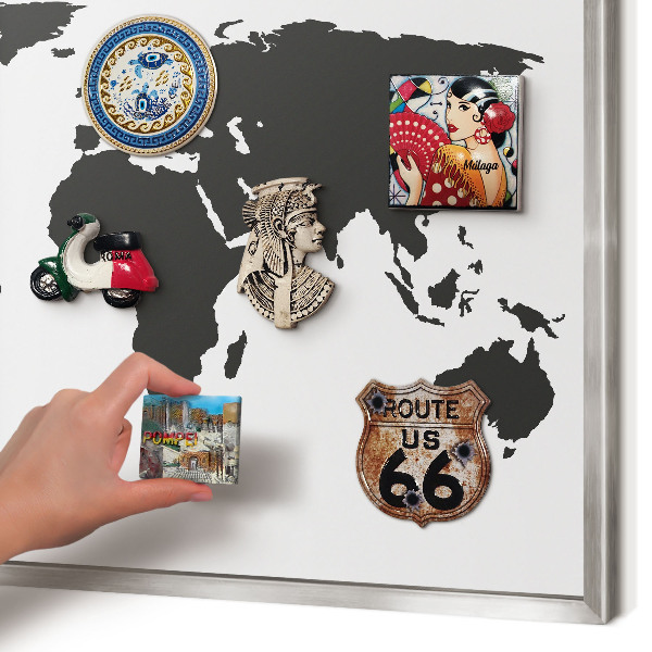 Decoratief metalen magneetbord in een zilveren lijst Wereldkaart