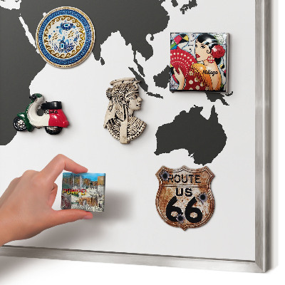 Decoratief metalen magneetbord in een zilveren lijst Wereldkaart