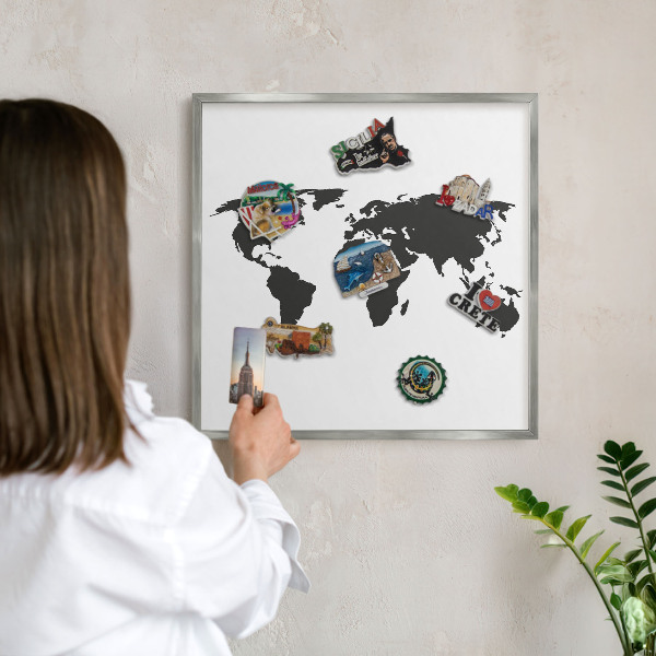Decoratief metalen magneetbord in een zilveren lijst Wereldkaart