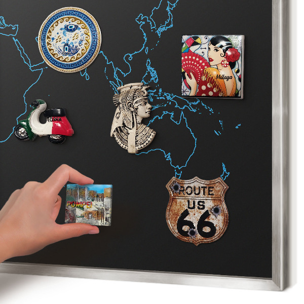 Magneetbord voor souvenir magneten met zilveren lijst Wereldkaart