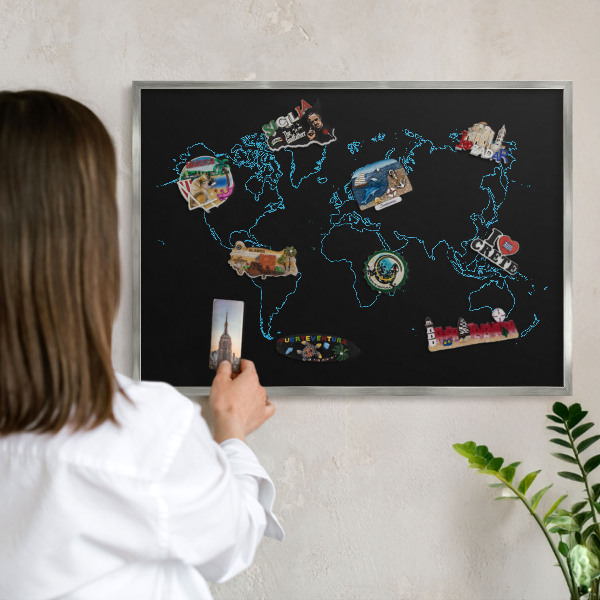 Magneetbord voor souvenir magneten met zilveren lijst Wereldkaart