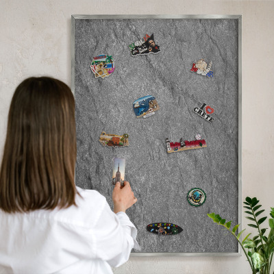 Decoratief metalen magneetbord in een zilveren lijst Grijze steen