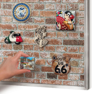 Magneetbord voor souvenir magneten met zilveren lijst Bakstenen muur