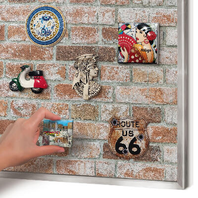 Magneetbord voor souvenir magneten met zilveren lijst Bakstenen muur