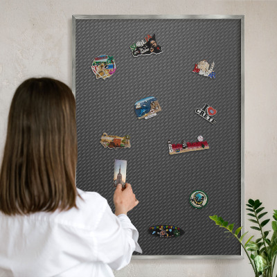 Decoratief metalen magneetbord in een zilveren lijst Geometrische textuur