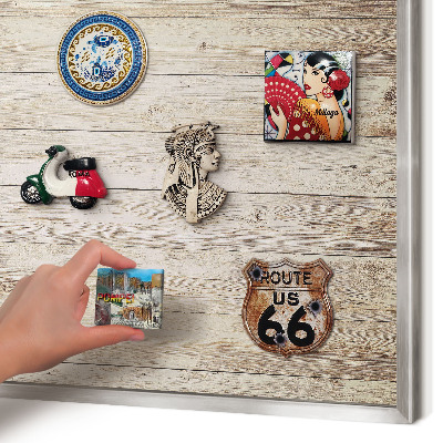 Decoratief metalen magneetbord in een zilveren lijst Houtstructuur