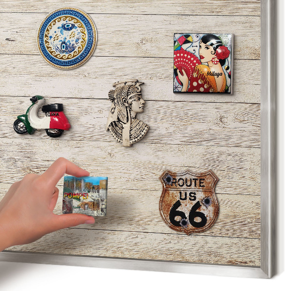 Decoratief metalen magneetbord in een zilveren lijst Houtstructuur