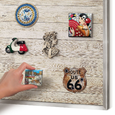 Decoratief metalen magneetbord in een zilveren lijst Houtstructuur