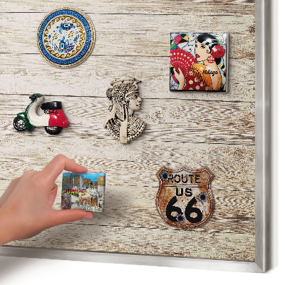 Decoratief metalen magneetbord in een zilveren lijst Houtstructuur