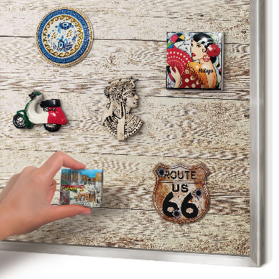 Decoratief metalen magneetbord in een zilveren lijst Houtstructuur