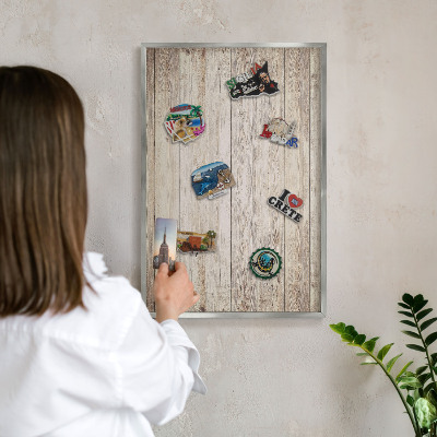 Decoratief metalen magneetbord in een zilveren lijst Houtstructuur