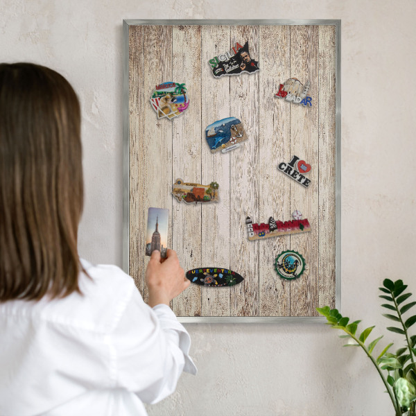 Decoratief metalen magneetbord in een zilveren lijst Houtstructuur