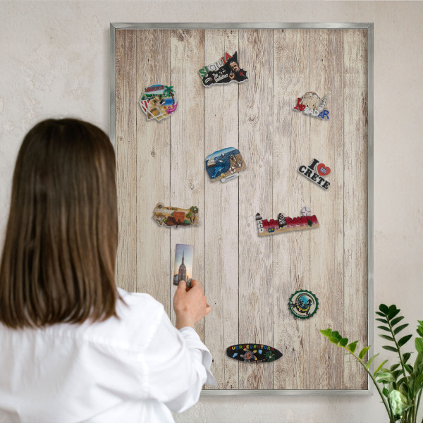 Decoratief metalen magneetbord in een zilveren lijst Houtstructuur