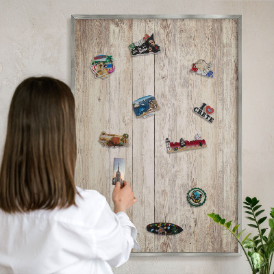 Decoratief metalen magneetbord in een zilveren lijst Houtstructuur