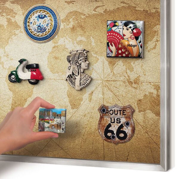 Decoratief metalen magneetbord in een zilveren lijst Oude kaart
