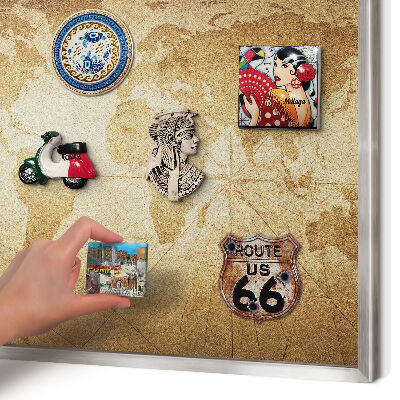 Decoratief metalen magneetbord in een zilveren lijst Oude kaart