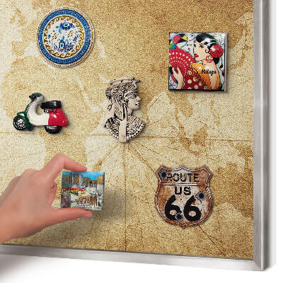 Decoratief metalen magneetbord in een zilveren lijst Oude kaart