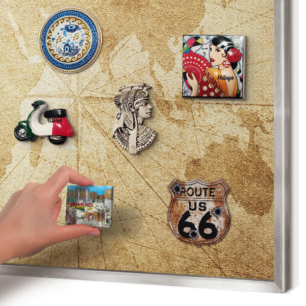 Decoratief metalen magneetbord in een zilveren lijst Oude kaart