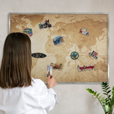 Decoratief metalen magneetbord in een zilveren lijst Oude kaart