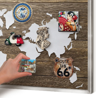 Decoratief metalen magneetbord in een zilveren lijst Houten kaart
