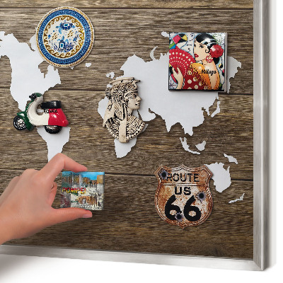 Decoratief metalen magneetbord in een zilveren lijst Houten kaart