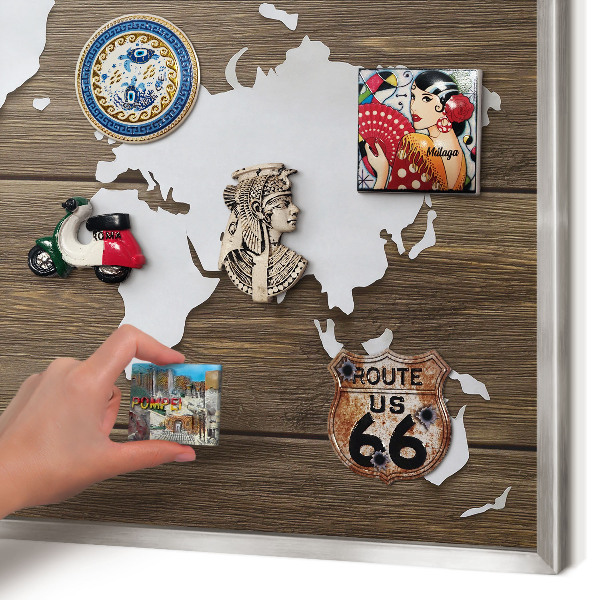 Decoratief metalen magneetbord in een zilveren lijst Houten kaart