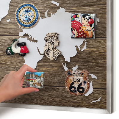 Decoratief metalen magneetbord in een zilveren lijst Houten kaart