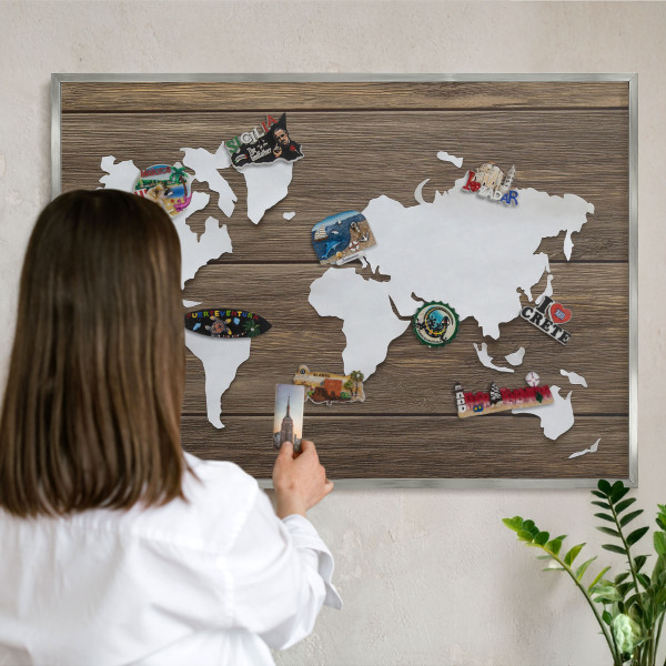 Decoratief metalen magneetbord in een zilveren lijst Houten kaart